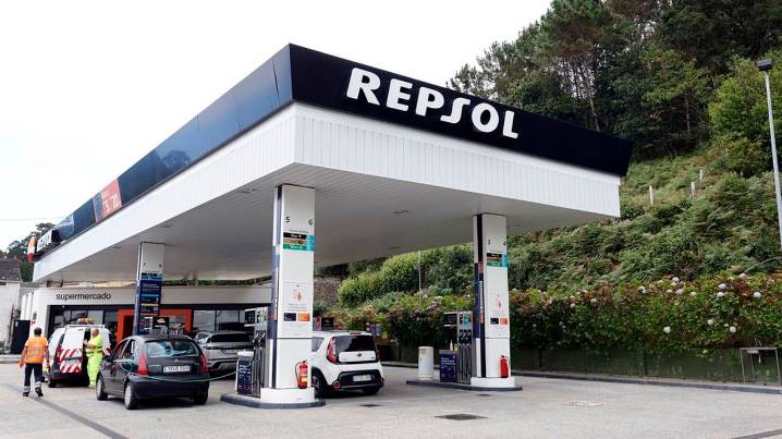 El precio de los carburantes suma todo agosto de caídas y marca nuevos mínimos del verano