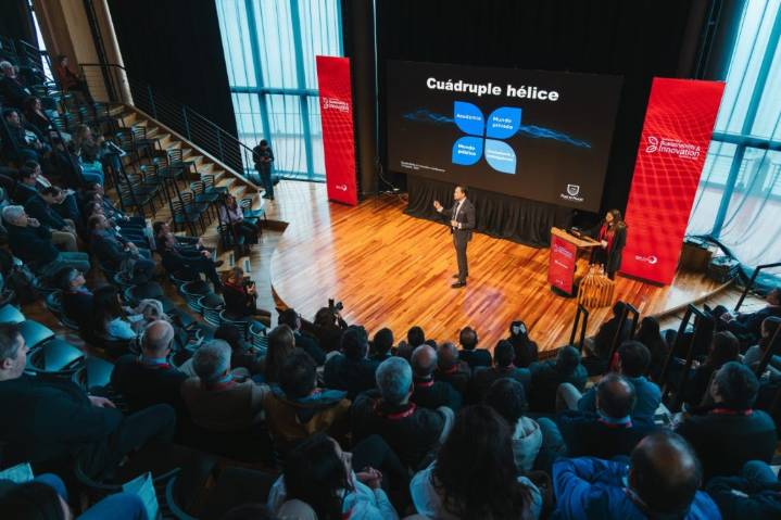 Alcalde de Puerto Montt impulsa Plan Salmón 2050 para fortalecer innovación y desarrollo acuícola
