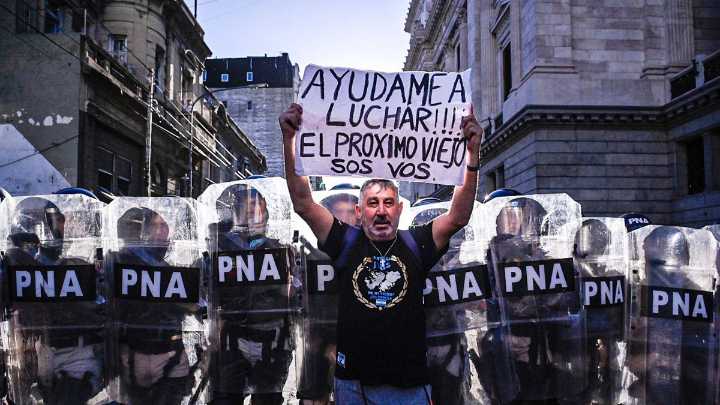 Jubilados y trabajadores del Garrahan se movilizan hacia el Congreso