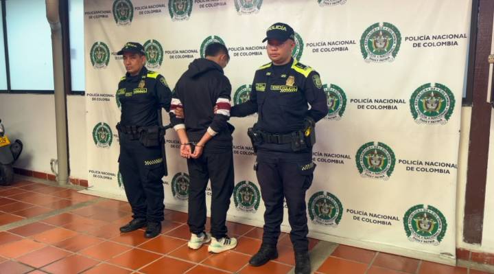 Un hombre apuñaló a su pareja en plena carrera 27 de Bucaramanga