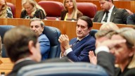 Mañueco trata de distanciarse de Quiñones por la gestión de los incendios: primero lo defendió, luego lo escondió y ahora ni le saluda