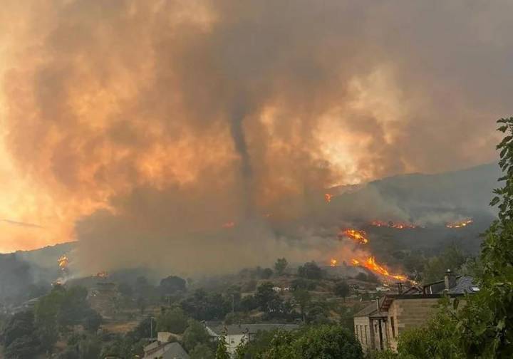 León arde: desalojos, fuego descontrolado y ayuda extra para acabar con cuatro grandes incendios