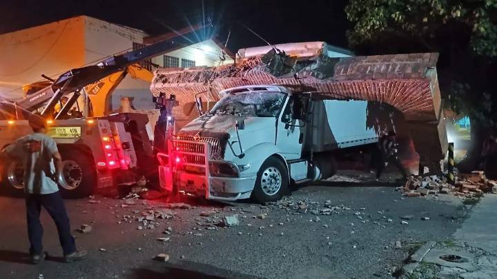 Camión derribó arco de tabiques en Betania
