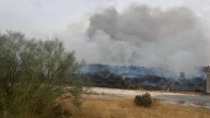 19 dotaciones de bomberos trabajan en un incendio de pasto en Colmenar Viejo