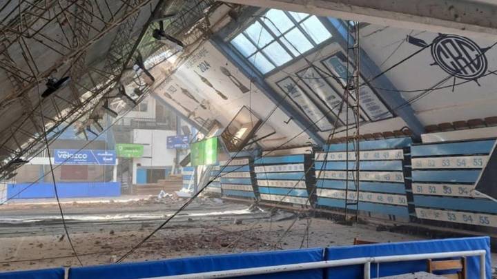 Se derrumbó el estadio de Regatas Corrientes: el gobernador prometió reconstruirlo