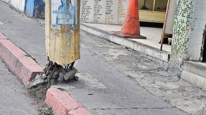 Postes deteriorados: En Cuautla exigen atención urgente de CFE y Telmex