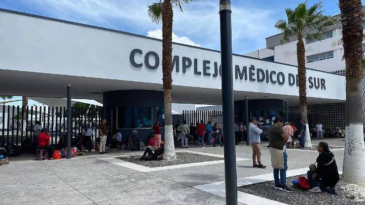 Familiares de enfermos pernoctan afuera del Hospital General del Sur ante tras saturación de albergue