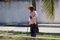 Con bastón y sin vista en un ojo: Así es como Plutarco, un abuelito chiapaneco sobrevive en las calles de Cancún