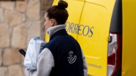 Un trabajador de Correos estalla y cuenta por qué no te llegan los paquetes: "Tengo compañeros que..."