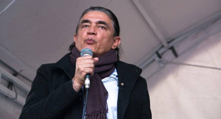 Solo pasa en Colombia: Gustavo Bolívar y sus críticas por las comodidades de Uribe tras su condena