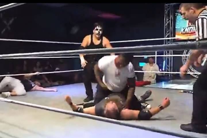 Escena perturbadora. El hijo de una leyenda de UFC atacó brutalmente a un peleador de lucha libre