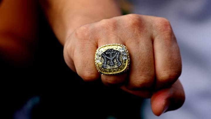 Sultanes festeja cumpleaños de Miguel Flores con anillo conmemorativo