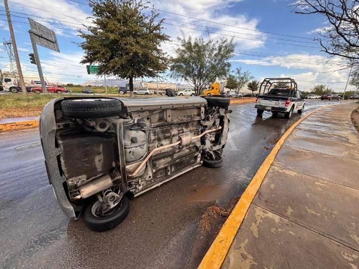 Choca vs la banqueta y vuelca en el Juan Pablo II