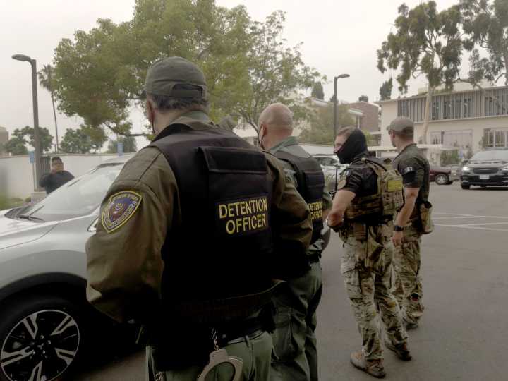 Empresa de alquiler rechaza uso de sus camiones durante redada en Los Ángeles