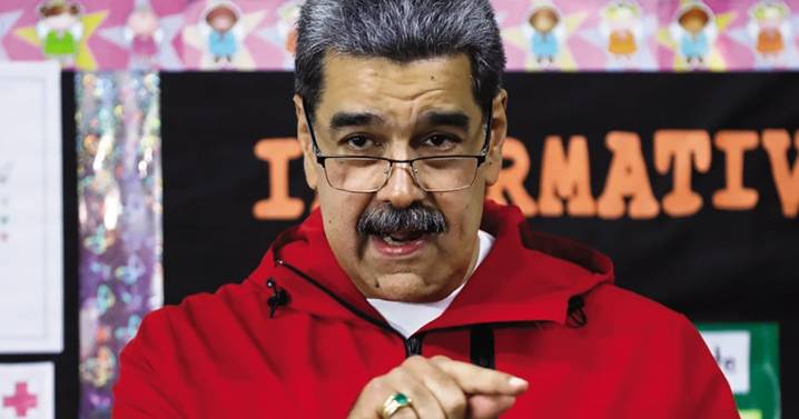 Maduro resiente presión; libera 13 presos políticos