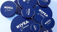 Resolvemos el debate de si es bueno o no ponerse Nivea de lata azul en la cara: la cosmetóloga Raquel González nos despeja las dudas