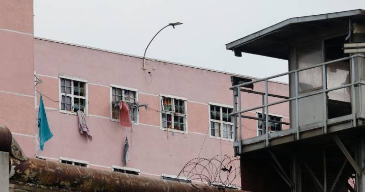 Gendarmería ordena el traslado de 140 reos tras fuga de internos de alta peligrosidad desde la cárcel de Valparaíso