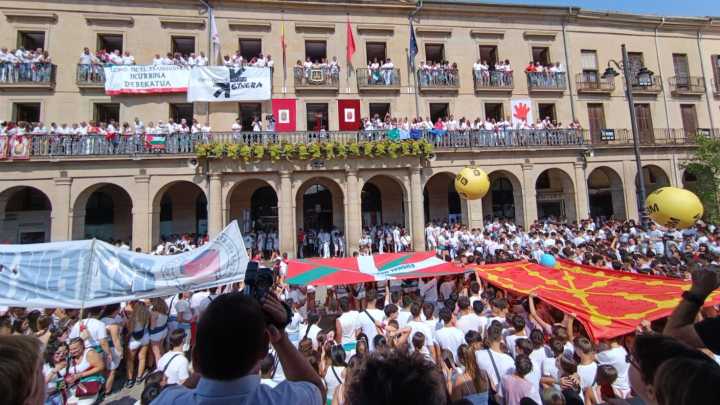VÍDEO | Los abertzales revientan el inicio de las fiestas en Tafalla con una inaceptable pancarta proetarra