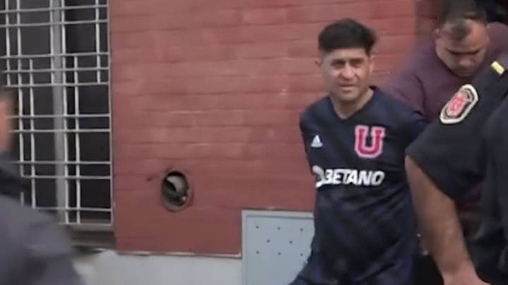 Apenas fueron liberados, barras de la U. de Chile agredieron a periodistas de A24