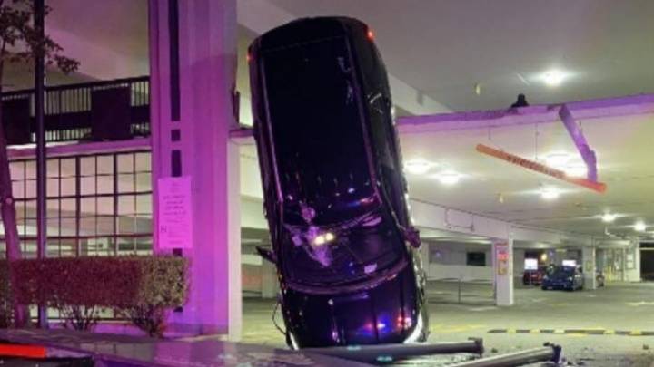 Vehículo cae desde el segundo piso de un estacionamiento en Pleasant Hill