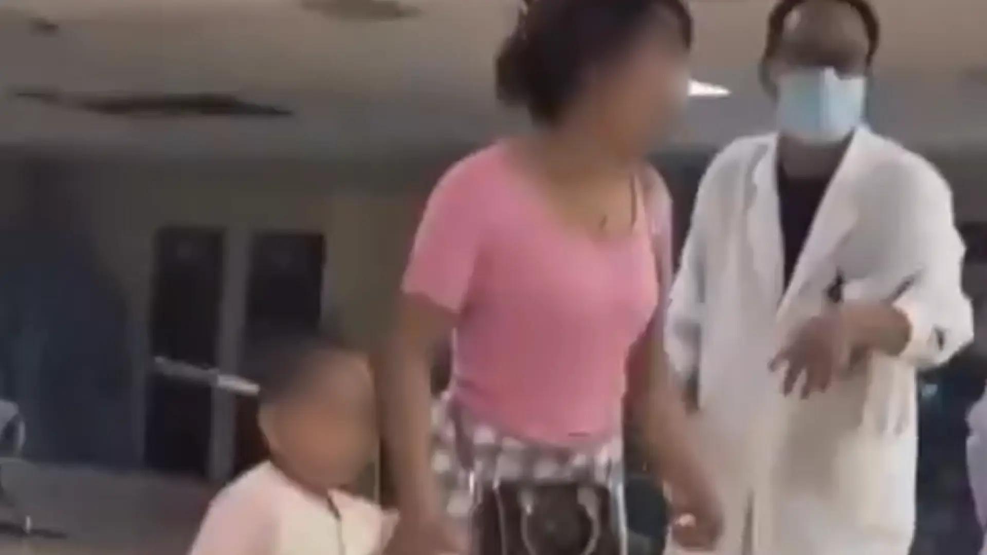 La increíble imagen de una niña de tres años paseando por un hospital con un cuchillo clavado en la cabeza