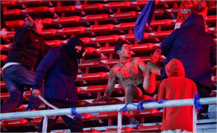 Horror y pánico en la Copa Sudamericana; imágenes del drama en el Independiente vs U de Chile, en Argentina