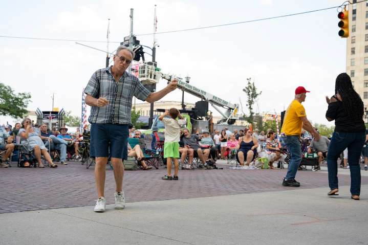 Car enthusiasts dance the night away at Back to the Bricks Cruise ‘n’ Concert