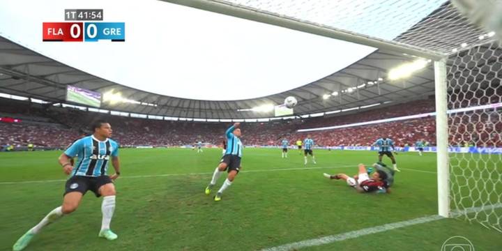 La increíble salvada de Erick Noriega en su debut con Gremio frente a Flamengo por el Brasileirao 2025
