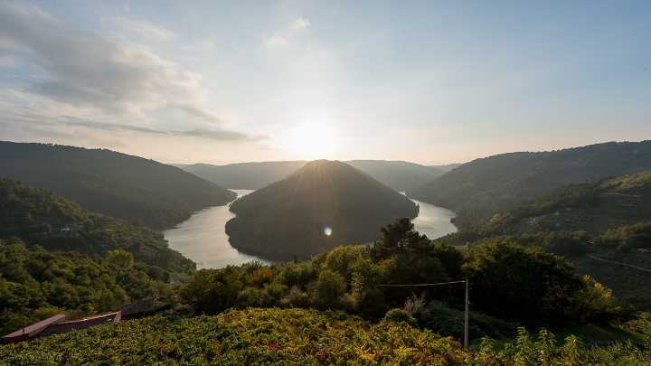 Así es la ruta por el río Miño que te llevará al corazón de la Ribeira Sacra a bordo de un catamarán