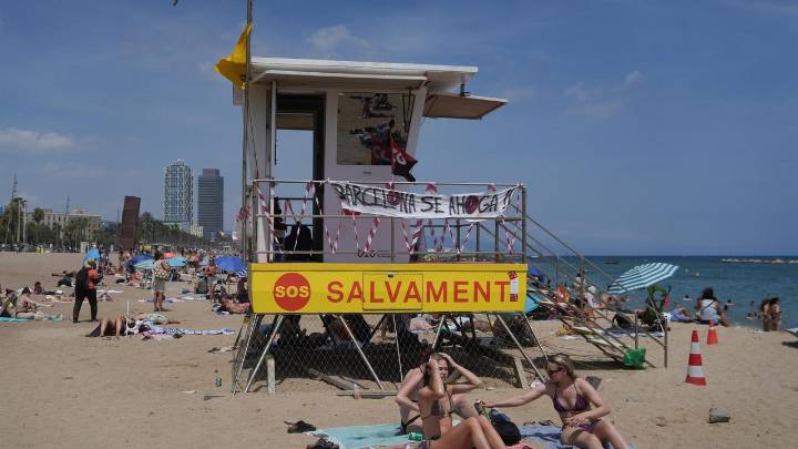"No pueden ni multar ni obligar a nadie a salir del agua": un abogado aclara lo que pueden hacer los socorristas en zonas con restricciones de ingreso en playas