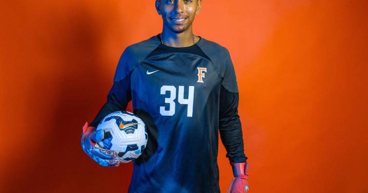 Antonio Campos, portero de CSU Fullerton e hijo del ‘Brody’, encuentra fuerza en su familia tras perder su hogar en Pacific Palisades