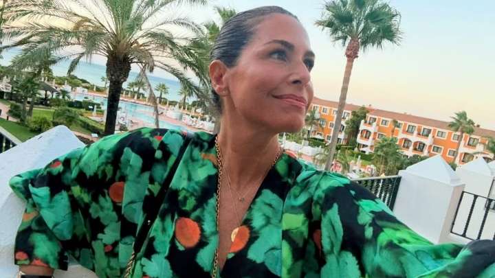 Así es el vestido estampado con el que Nuria Roca disfruta de sus vacaciones en familia