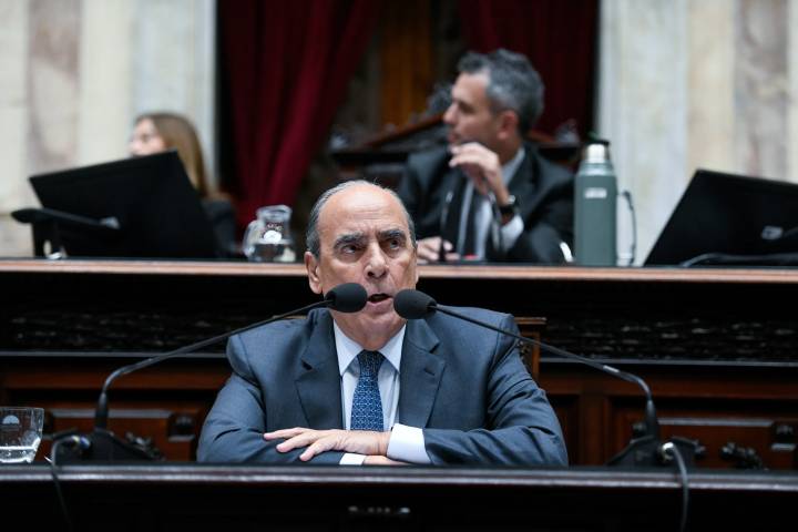 En medio de las sospechas de corrupción en el Gobierno, Francos expuso en Diputados y eludió preguntas