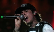 Natanael Cano golpea a DJ y rompe su laptop en pleno concierto