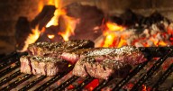 ¿Cuál es la utilidad de esparcir sal sobre las brasas de la parrilla?