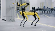 Perros robot inspeccionan el trabajo humano en fábrica de Singapur