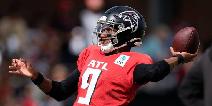 Falcons QB Michael Penix Jr. lands at bottom of pile during joint