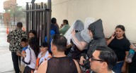 Fans de Shakira se refugian en la lluvia previo a su concierto en el CUM de Hermosillo
