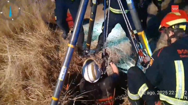 Vídeo: Los bomberos rescatan a una mujer que cayó a un pozo de 6 metros
