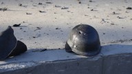 Dos amigos se turnan para dispararse con casco, hasta que la situación se vuelve mortal