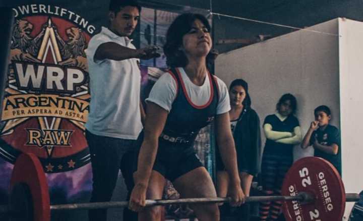 Tiene 19 años, clasificó al Mundial de Powerlifting, y necesita ayuda para viajar