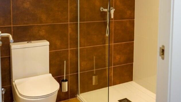 Adaptaciones de baños en Madrid: así ha mejorado EMVS la accesibilidad de sus pisos desde 2019