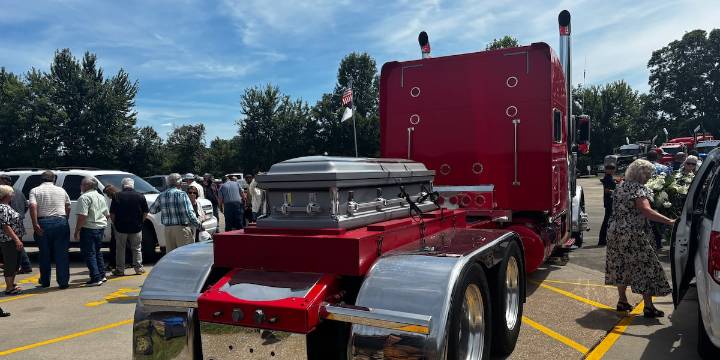 Semi truck drivers pay tribute to Alexander County trucker