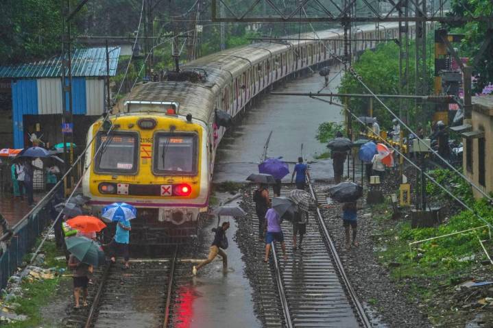 Foto de tren de cercanías parado en una vía anegada muestra debilidades de Mumbai durante el monzón