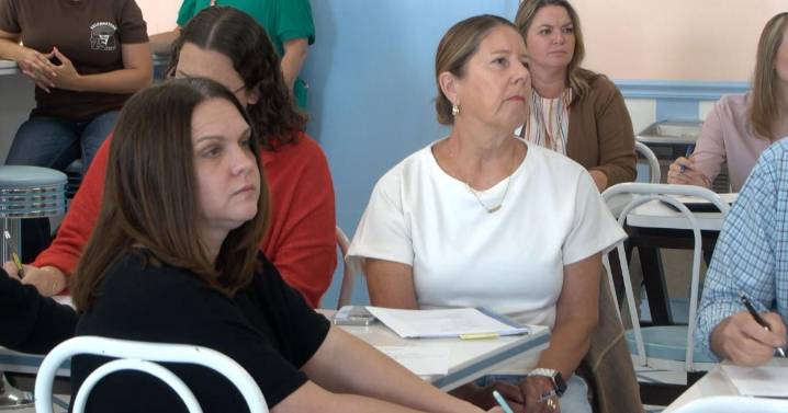 City leaders hold neighborhood meeting to discuss Downtown Evansville construction projects
