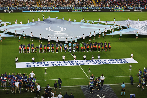 UEFA despliega pancarta en apoyo a niños en zonas de guerra antes de la Supercopa