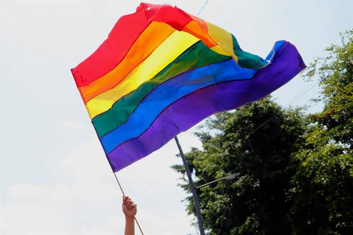 Trump amenaza con quitar fondos a escuelas de California que no sigan su política trans