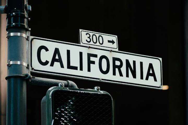 Dos motivos principales. Este grupo de habitantes son los que más abandonan California