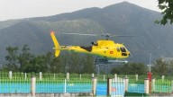 Un helicóptero carga agua en las piscinas del Carbachón para sofocar el incendio de Orallo