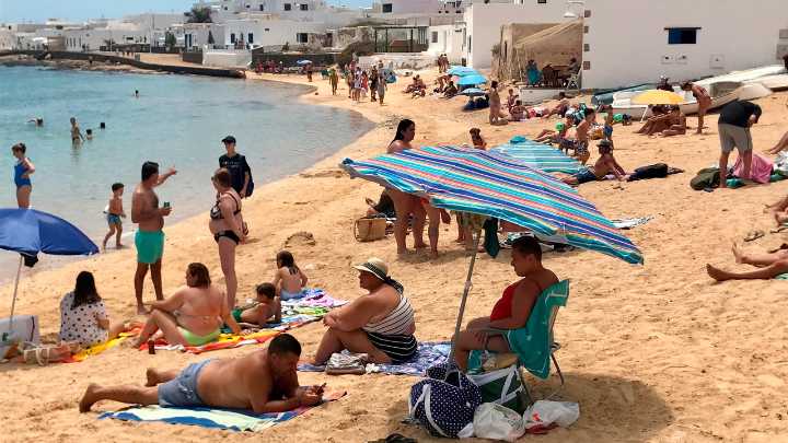 Ecologistas en Acción otorgan su 'bandera negra' a dos playas de La Graciosa